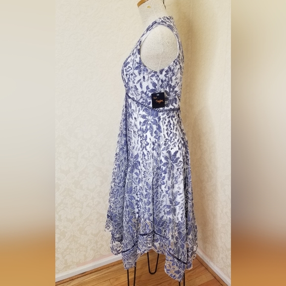 JUST... TAYLOR LACE DRESS - Picture 4 of 8